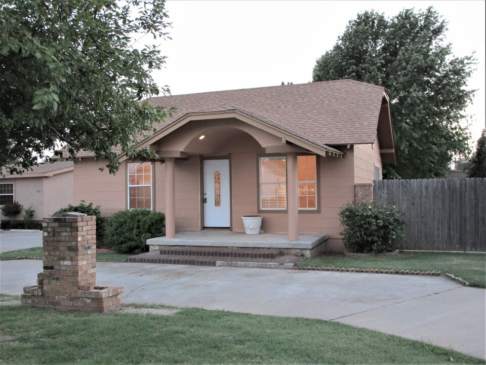 107 N 6th St in Weatherford, OK - Building Photo