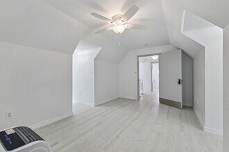 1817 Mesquite St in San Marcos, TX - Foto de edificio - Building Photo