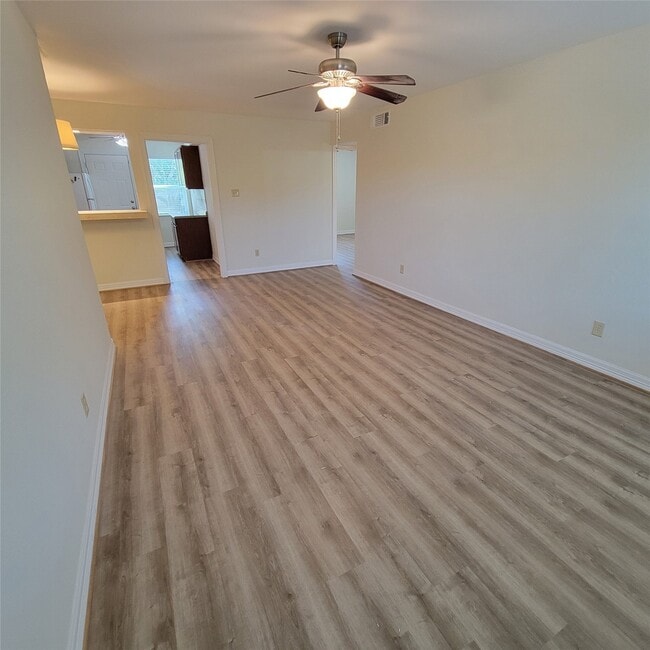 11649 Chimney Rock Rd in Houston, TX - Building Photo - Building Photo