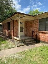 405 W Simmons St in Weatherford, TX - Building Photo