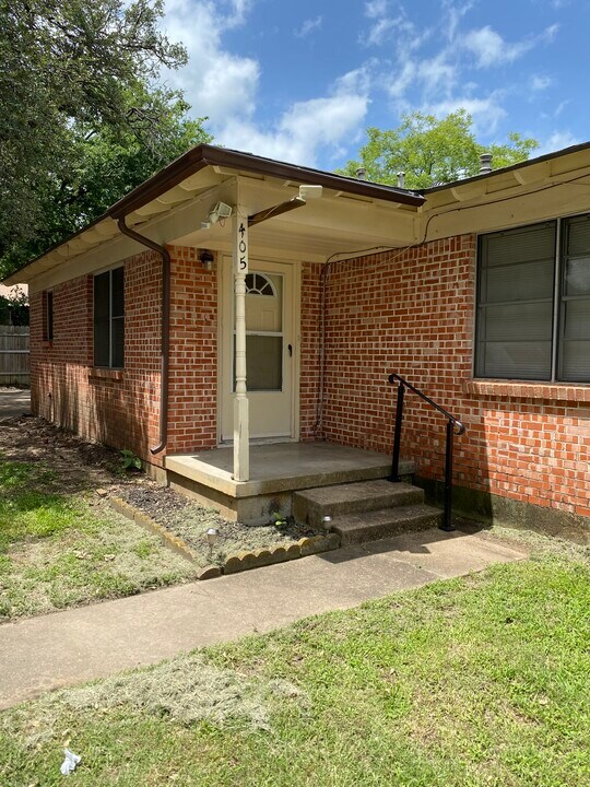 405 W Simmons St in Weatherford, TX - Building Photo