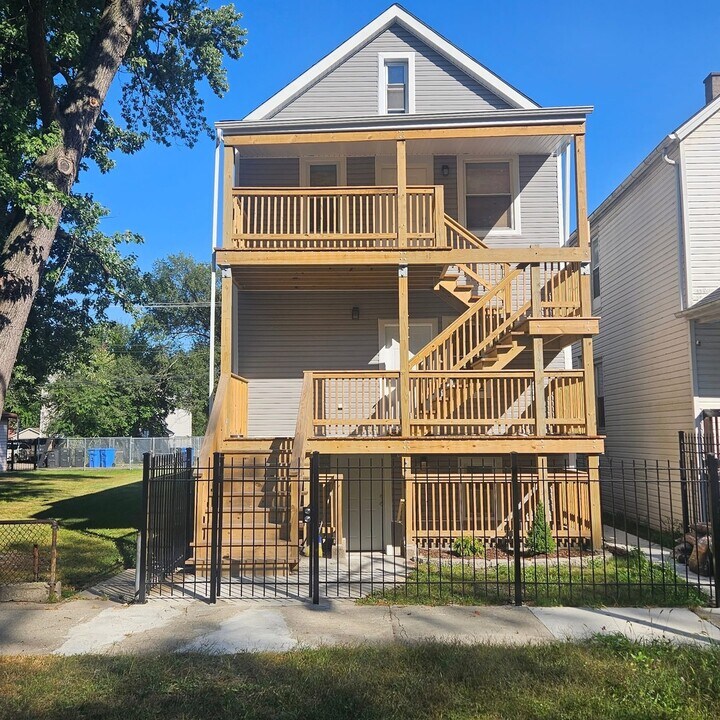 8509 S Brandon Ave in Chicago, IL - Building Photo