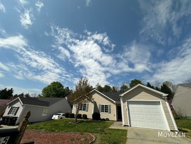 2465 Stratford Crossing Dr in Winston-Salem, NC - Building Photo - Building Photo