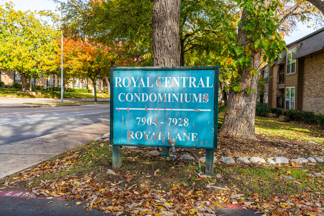 Royal Central Condominiums in Dallas, TX - Building Photo - Building Photo