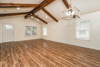 931 W Hutchins Pl in San Antonio, TX - Building Photo - Building Photo