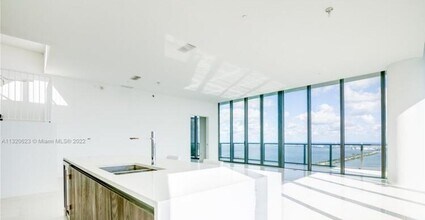 240 Biscayne Blvd, Unit 3504 in Miami, FL - Building Photo - Building Photo