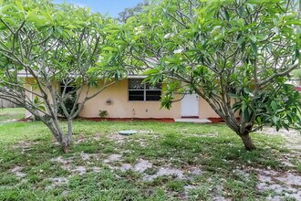 1211 SE Sea Oat Ln in Stuart, FL - Foto de edificio - Building Photo