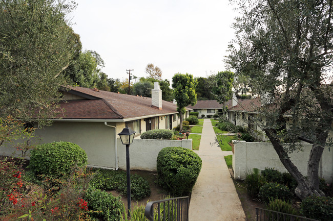 Hillcrest Glen Apartments in Fullerton, CA - Building Photo - Building Photo