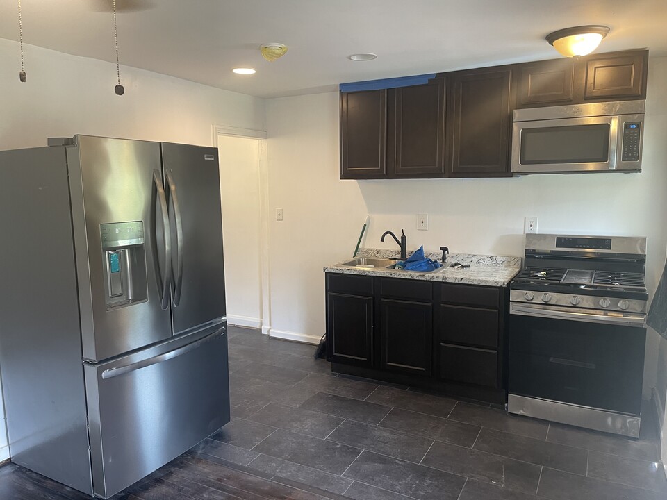 3905 Kenyon Ave in Baltimore, MD - Building Photo