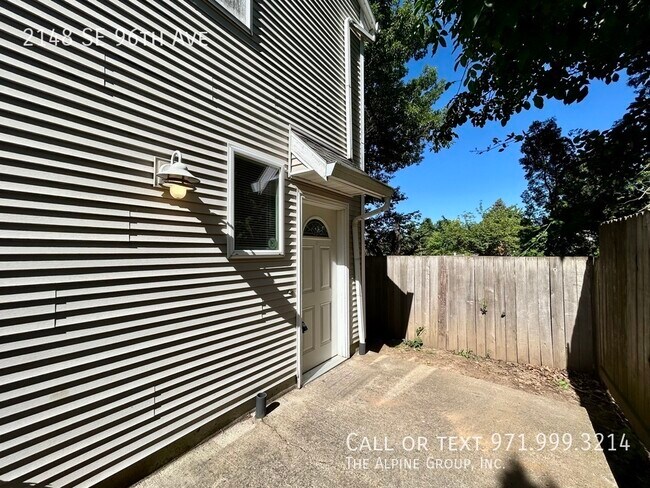 2148 SE 96th Ave in Portland, OR - Foto de edificio - Building Photo