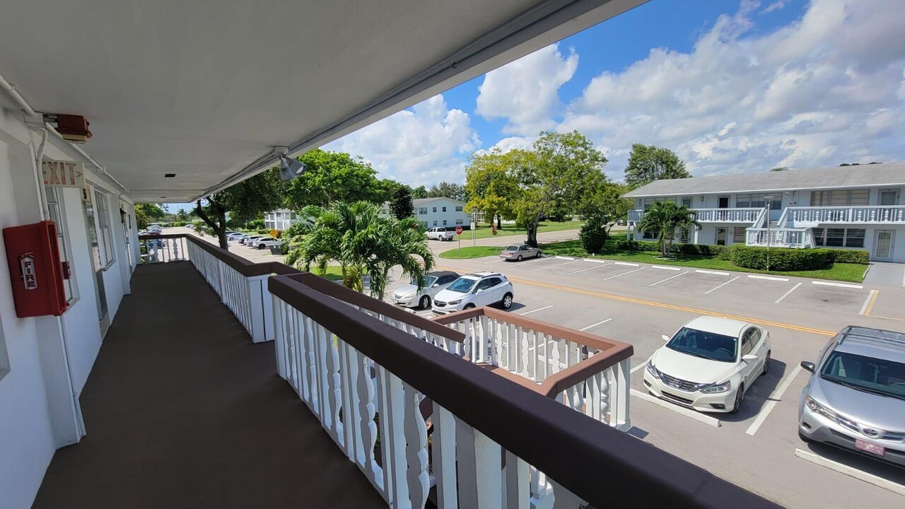 54 Newport Ct in Deerfield Beach, FL - Foto de edificio