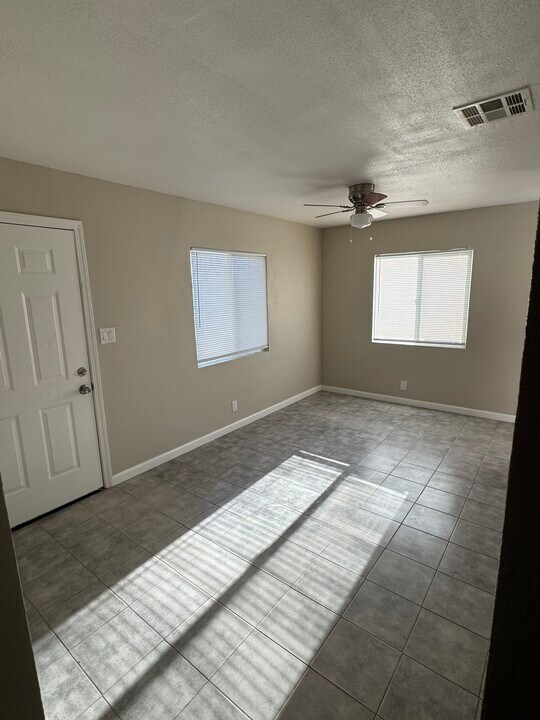 124 W Ave F 12 in Lancaster, CA - Building Photo