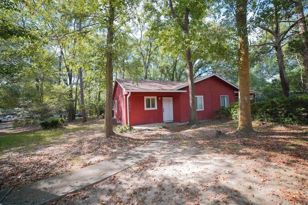 2739 W Tharpe St in Tallahassee, FL - Building Photo