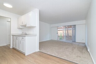 Skyline Apartments in Victoria, BC - Building Photo