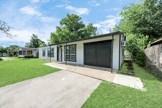 5738 Kenilwood Dr in Houston, TX - Building Photo - Building Photo