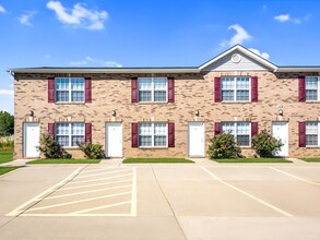 Up Towne Apartments in Lebanon, IL - Building Photo - Building Photo