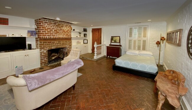 207 W Jones St, Unit Garden Apartment Unit A in Savannah, GA - Building Photo - Building Photo