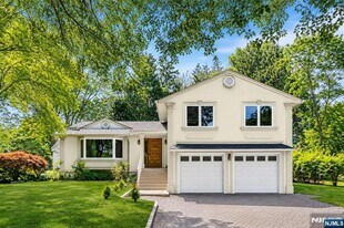 111 Ramille Ct in Paramus, NJ - Building Photo