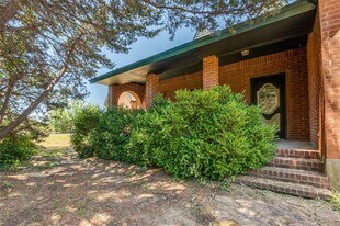 731 N Walnut Grove Rd in Midlothian, TX - Building Photo