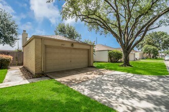 2927 Shadow Trail Dr in Houston, TX - Building Photo - Building Photo