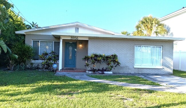 property at 3906 W Carmen St