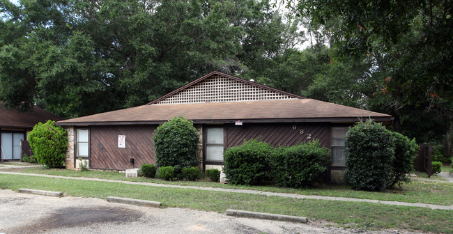 6823 Tiki Ln in Pensacola, FL - Foto de edificio - Building Photo