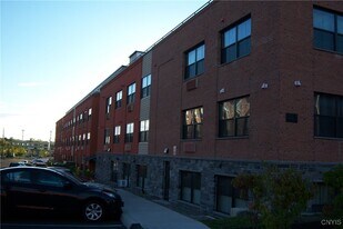721 N Clinton St in Syracuse, NY - Building Photo