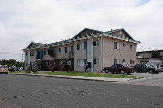 1075 Donax Ave in Imperial Beach, CA - Building Photo - Building Photo