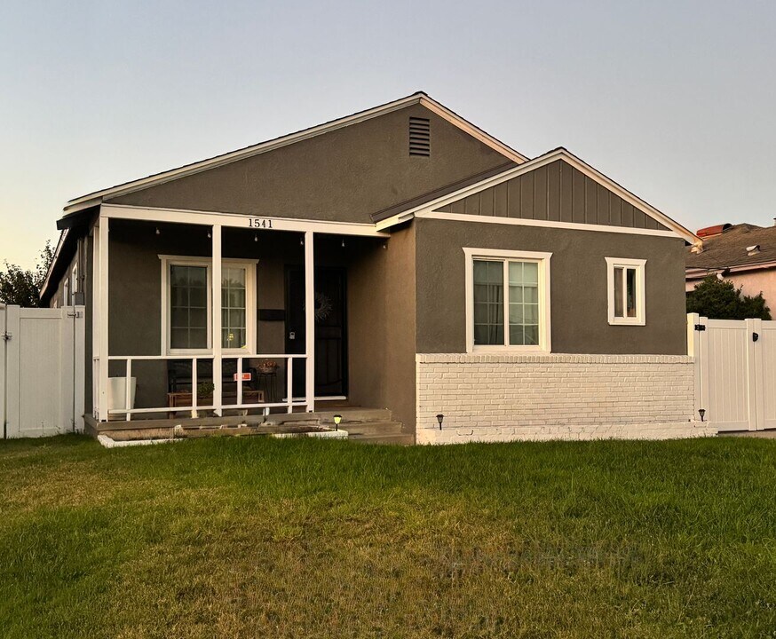 1541 W 215th St in Torrance, CA - Foto de edificio