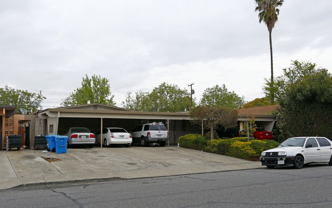 2215 Royal Dr in Santa Clara, CA - Building Photo