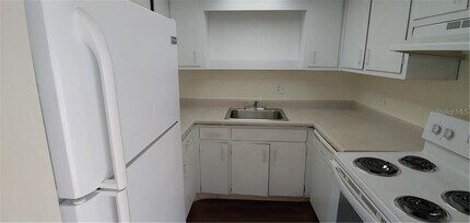 7610 W Powhatan Ave-Unit -1 in Tampa, FL - Building Photo - Building Photo