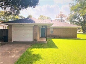 626 N Resident St in Wharton, TX - Building Photo