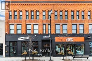 2870 Dundas St W in Toronto, ON - Building Photo