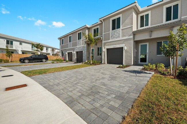 1327 SE 7th Ter in Homestead, FL - Building Photo - Building Photo