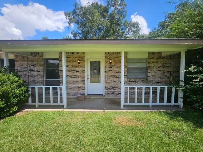 property at 908 Greenbriar St