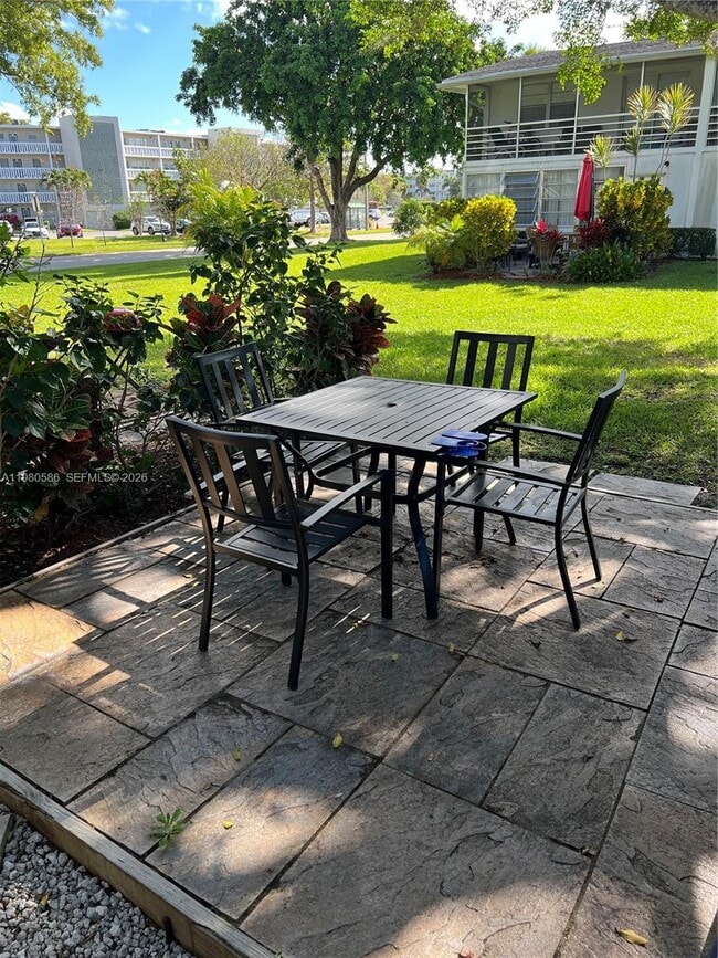 62 Harwood Crescent in Deerfield Beach, FL - Foto de edificio - Building Photo