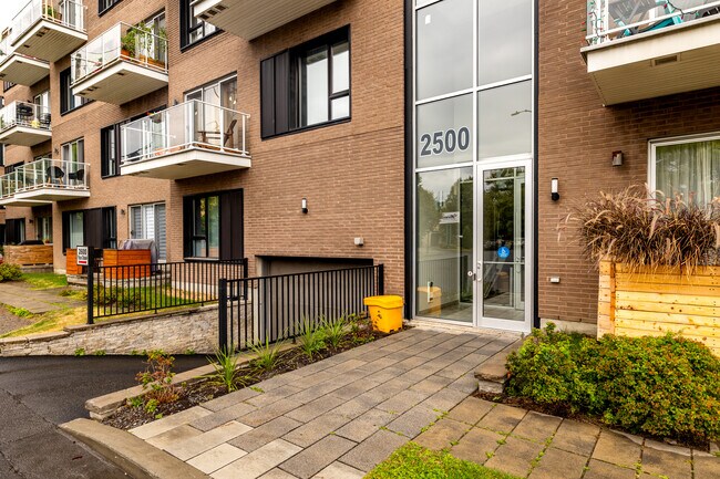 2500 Chassé Pl in Montréal, QC - Building Photo - Building Photo