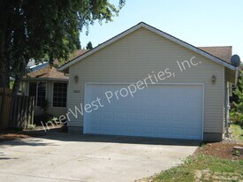 2862 SE 18th Cir in Gresham, OR - Building Photo