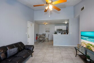 2060 Cascades Blvd in Kissimmee, FL - Building Photo - Building Photo