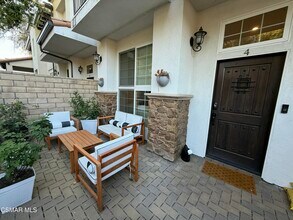 3236 Royal Oaks Dr in Thousand Oaks, CA - Building Photo - Building Photo
