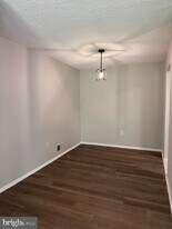 27 Mendrey Ct in Trenton, NJ - Building Photo