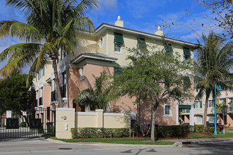 Pineapple Grove Village Condominiums in Delray Beach, FL - Building Photo - Building Photo