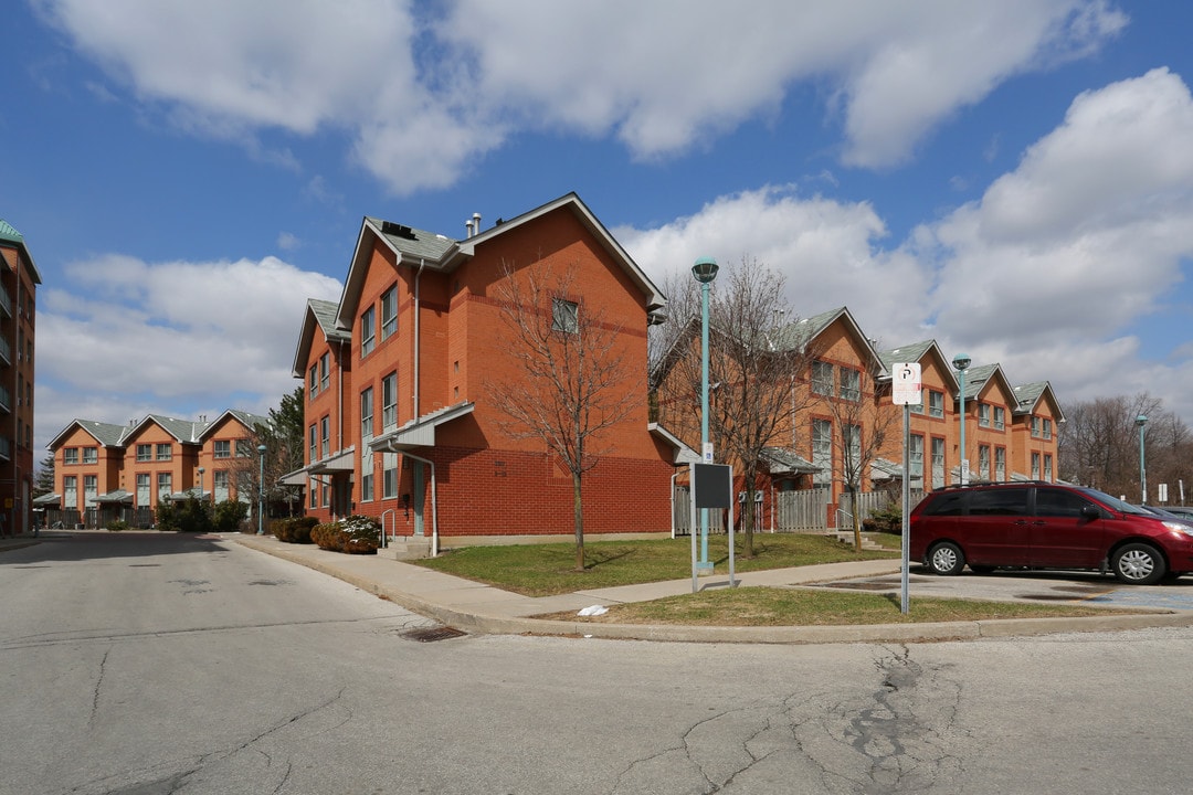 Aw Chan Kam Chee Evergreen Manor in Toronto, ON - Building Photo