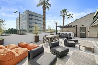 2729 Wilshire Blvd, Unit 6 in Santa Monica, CA - Building Photo - Building Photo