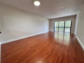 8875 Fontainebleau Blvd, Unit 205 in Miami, FL - Building Photo - Building Photo