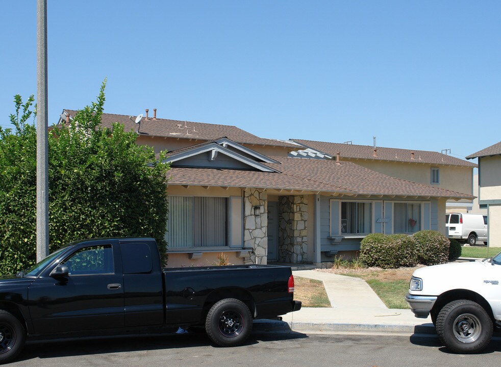 5551 Reno Cir in Huntington Beach, CA - Building Photo