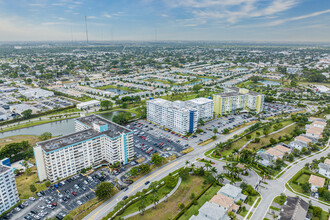 Hillcrest East Building 22 in Hollywood, FL - Building Photo - Building Photo