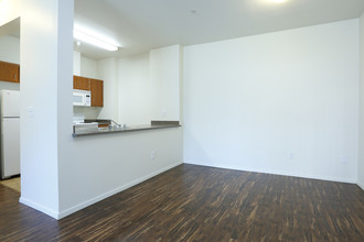 Center Pointe Apartments in Kennewick, WA - Building Photo - Interior Photo