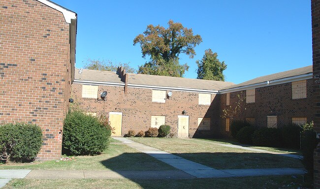 7816 San Antonio Blvd in Norfolk, VA - Foto de edificio - Building Photo
