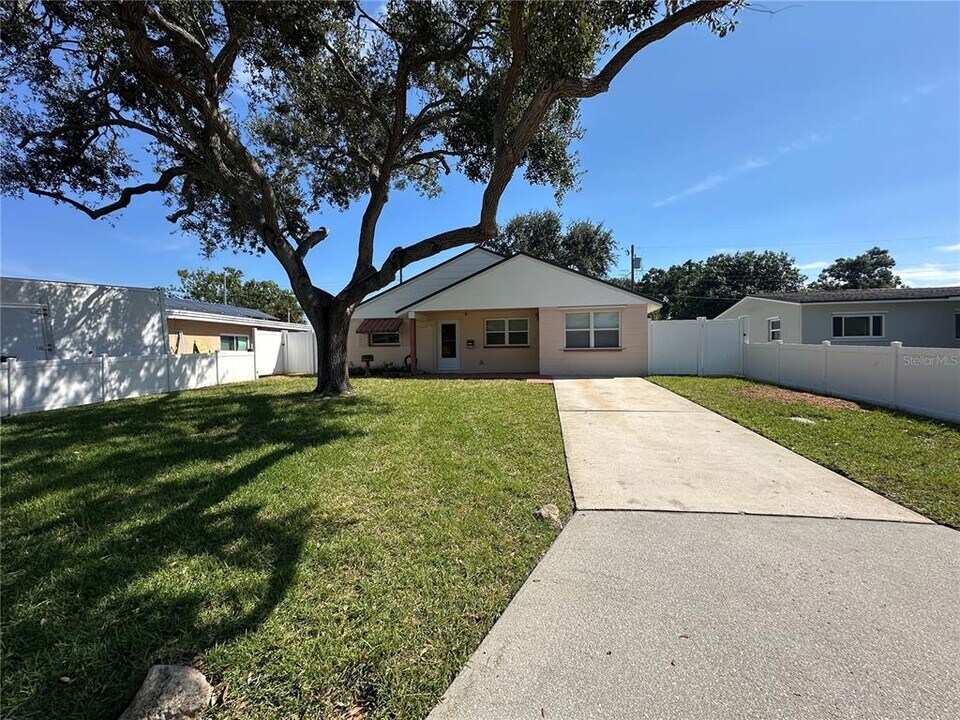9571 52nd Way N in Pinellas Park, FL - Building Photo
